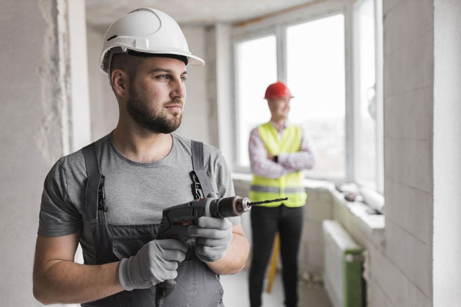 profesionales trabajando en una obra