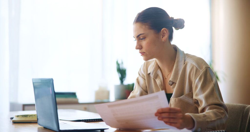 mujer realizando una búsqueda de empresas de reformas