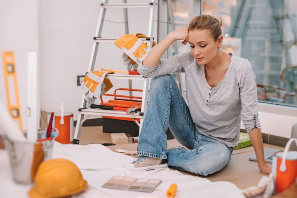 mujer eligiendo los colores para pintar una pared durante la obra